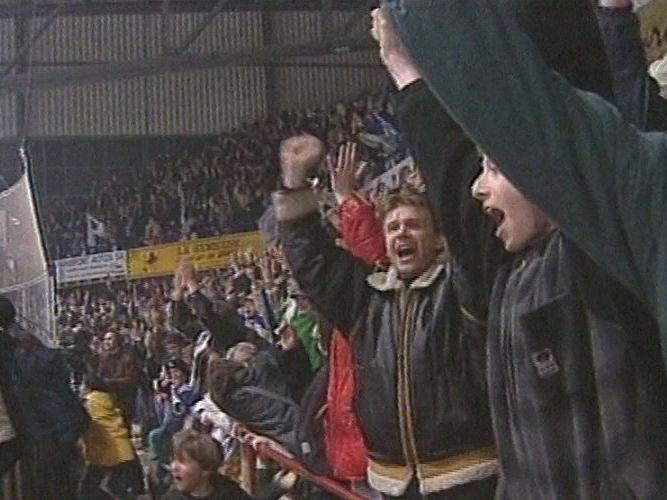 Les supporters du HC La Chaux-de-Fonds jubilent lors de la promotion de 2000 [SRF]