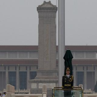 Un garde chinois à proximité du Monument aux Héros du Peuple. [AP Photo/Keystone - Ng Han Guan]