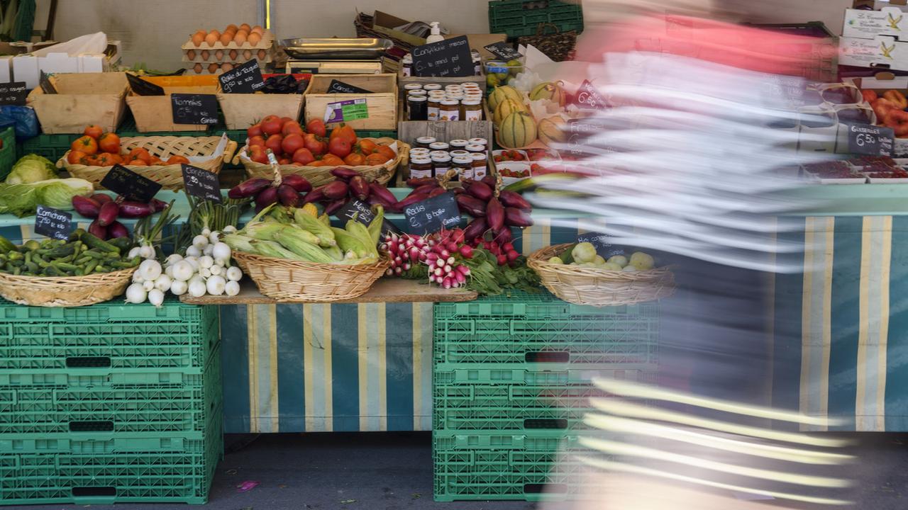 Un stand de fruits et légumes au marché de Plainpalais à Genève (image d'illustration). [Keystone - Martial Trezzini]
