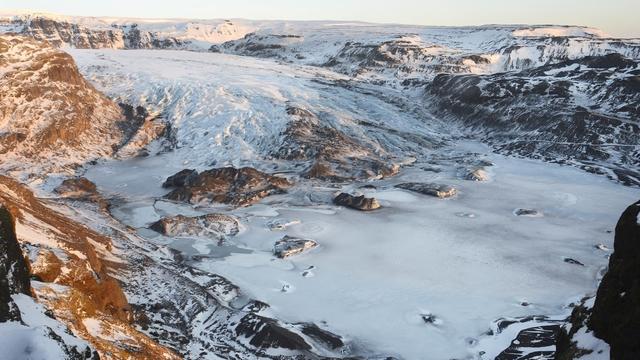 Le glacier islandais Sólheimajökull est un témoin du réchauffement climantique. [Extreme Ice Survey via AP/Keystone - James Balog]