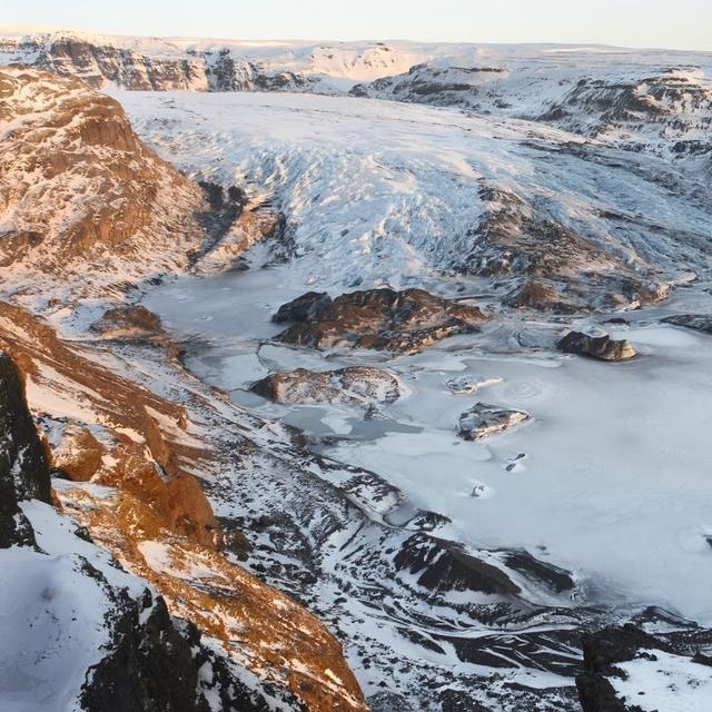 Le glacier islandais Sólheimajökull est un témoin du réchauffement climantique. [Extreme Ice Survey via AP/Keystone - James Balog]