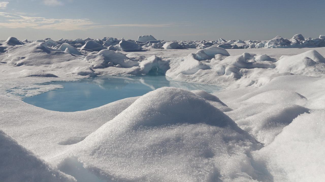 Des microplastiques ont été retrouvés dans la neige de l'Arctique. [Keystone - EPA/Kajetan Deja/Alfred Wegener Institut]