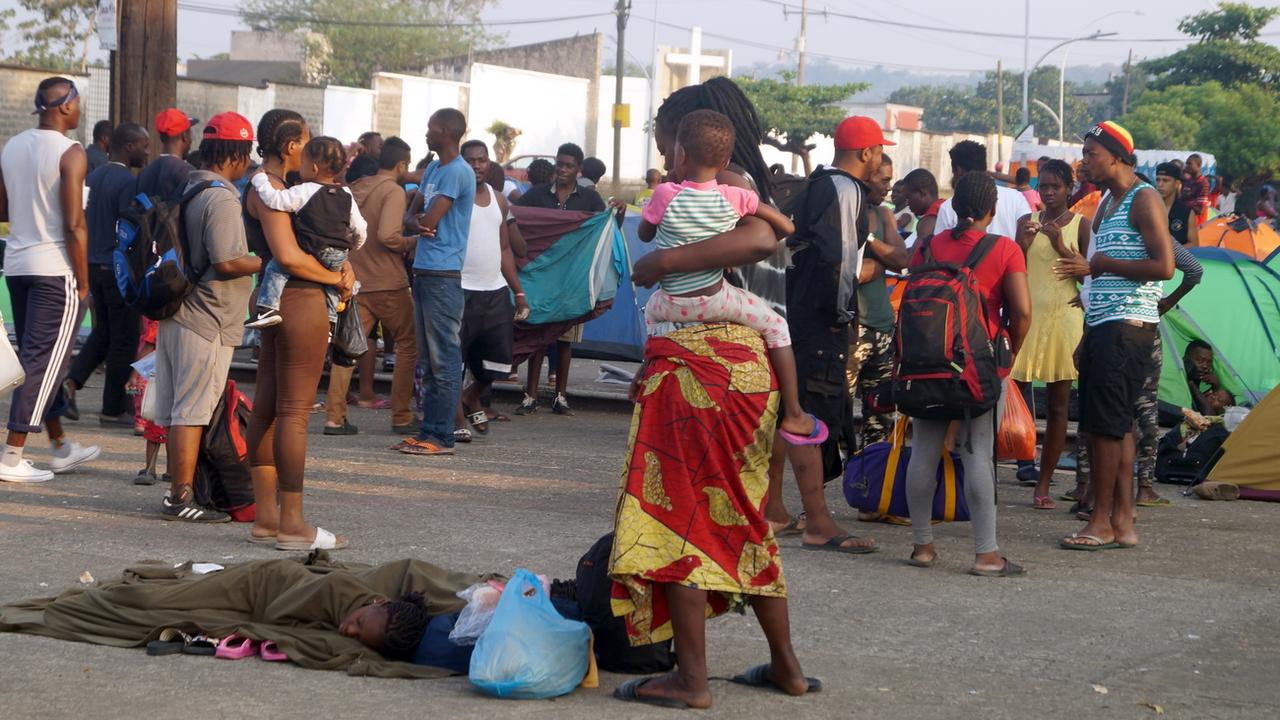 Cubains et Africains affluent désormais aussi à la frontière sud du Mexique (ici, à Tapachula, au Chiapas). [EPA/Keystone - Carlos Lopez]