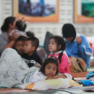 Des enfants dans un centre d'évacuation lors du passage de la tempête tropicale Pabuk au-dessus de la Thaïlande. [Reuters - Krittapas Chaipimon]