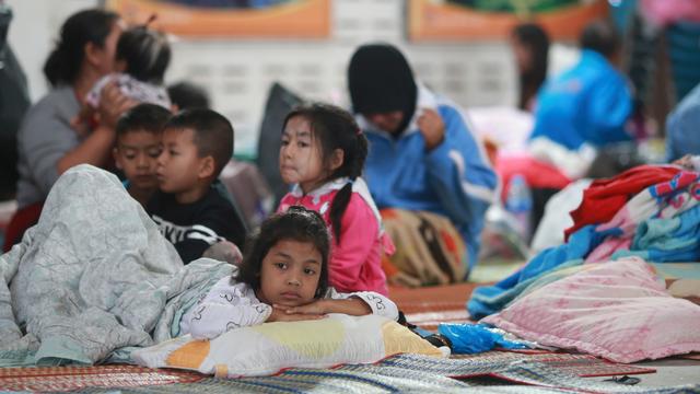 Des enfants dans un centre d'évacuation lors du passage de la tempête tropicale Pabuk au-dessus de la Thaïlande. [Reuters - Krittapas Chaipimon]