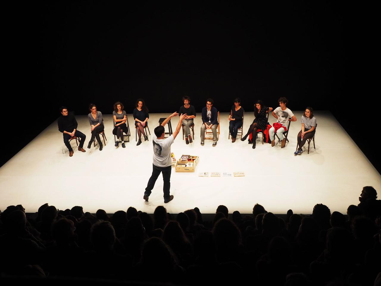 Dans le spectacle "By Heart" de Tiago Rodrigues, des spectateurs sont invités sur scène pour apprendre par coeur des sonnets de William Shakespeare. [DR - Magda Bizarro]