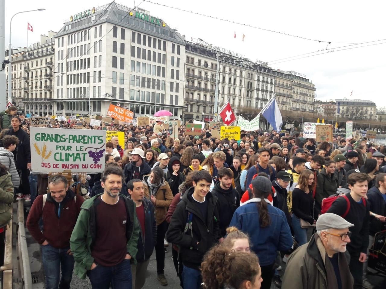 Le pont du Mont Blanc à Genève pris d'assaut par les manifestants. [DR - Vincent Nicolet]