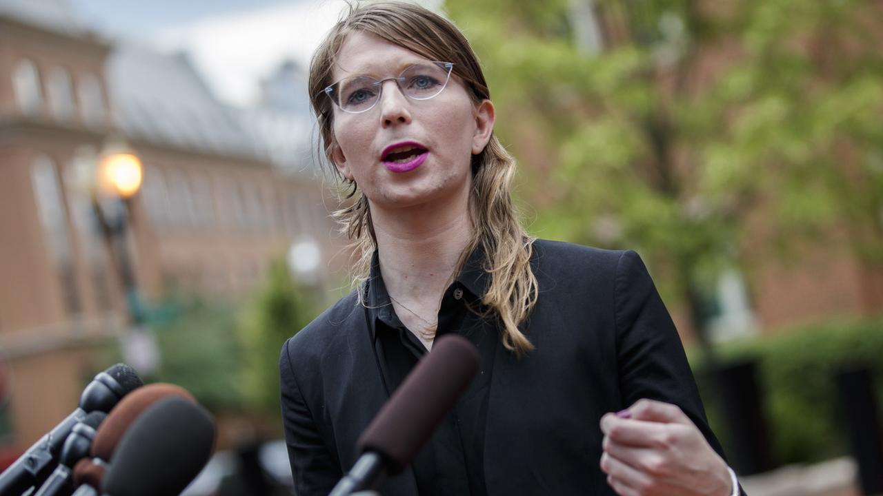 Chelsea Manning répond aux questions de la presse à son arrivée au palais de justice fédéral à Alexandria (Virginie), aux Etats-Unis, le 16 mai 2019. [Keystone - Shawn Thew]
