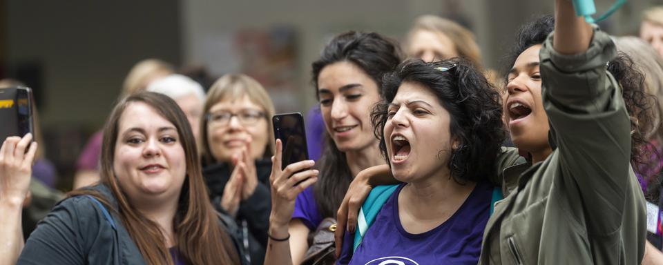 Des manifestantes dans le hall du bâtiment d'Uni-Mail de l'Université de Genève. [Keytone - Martial Trezzini]