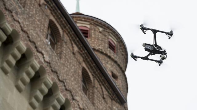 Un drone vole à côté du château Saint-Maire à Lausanne. [Keystone - Jean-Christophe Bott]
