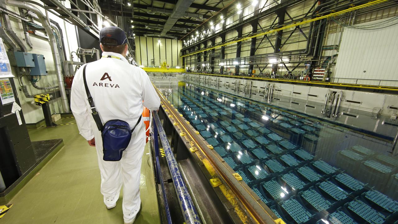 Un bassin de stockage dans l'usine nucléaire Areva à La Hague, dans le nord-ouest de la France. [Keystone - Benoit Tessier]