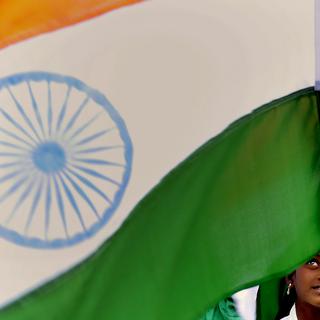 Une enfant agite un drapeau indien. [EPA/Keystone - Jagadeesh NV]
