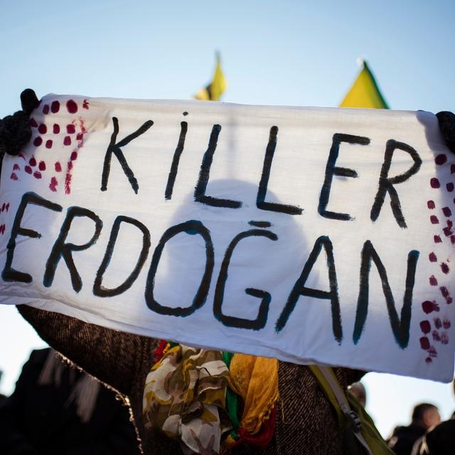 Des manifestants kurdes protestent le président turc Erdogan et ses politiques concernant les Kurdes. [EPA/Keystone - Gregor Fischer]