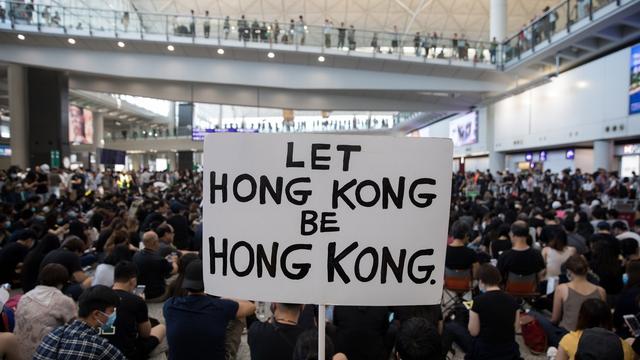 Des manifestants pro-démocratie occupent l'aéroport de Hong Kong. [Keystone - Jérôme Favre]