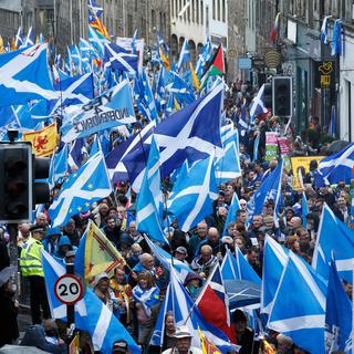 Samedi 4 octobre 2019: près de 200'000 personnes ont manifesté à Edinburgh pour réclamer l'indépendance de l'Ecosse. [Keystone/EPA - Robert Perry]
