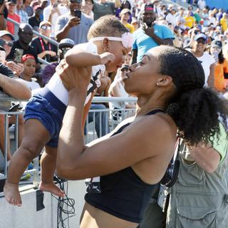 L'athlète Allyson Felix tient sa fille après avoir couru le 400 mètres femme à Des Moines, USA [AP Photo/Keystone - Charlie Neibergall]