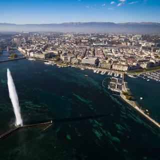 Vue aérienne de la ville de Genève et de son jet d'eau. [Keystone - Valentin Flauraud]