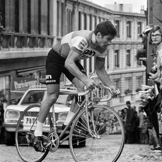 Le cycliste Raymond Poulidor dans les rues de Lausanne. [Keystone/Photopress-Archiv]