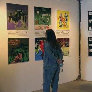 L'exposition "La carte noire d'Athènes" traite de la violence raciste du pari néonazi grec Aube dorée. [RTS - Angélique Kourounis]