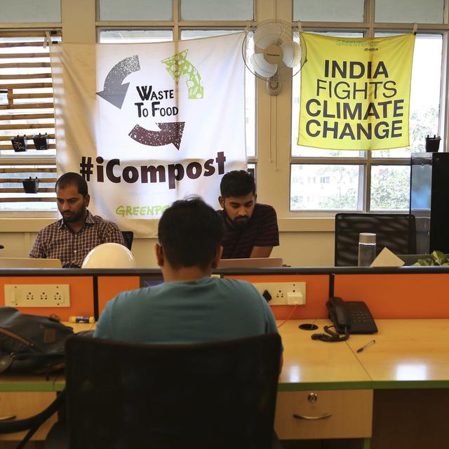 Au mois de janvier, Greenpeace a dû licencier un tiers de son personnel en Inde et fermer deux bureaux régionaux. [AP Photo/Keystone - Aijaz Rahi]