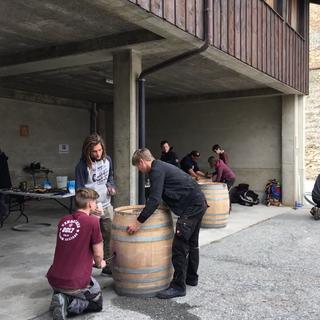 Les cours de tonnellerie pour apprentis viticulteurs et cavistes en Valais [RTS - Julie Rausis]