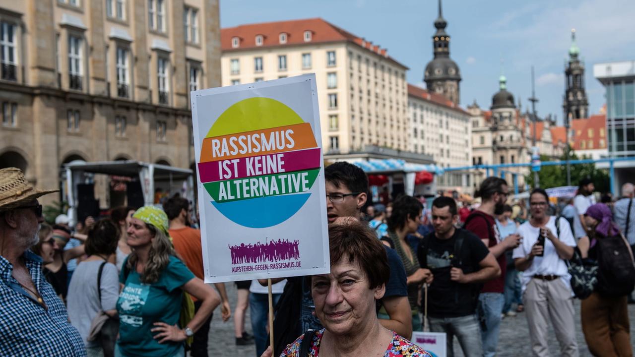 Des milliers de personnes ont défilé à Dresde pour lutter contre le racisme. [Keystone - EPA/Filip Singer]