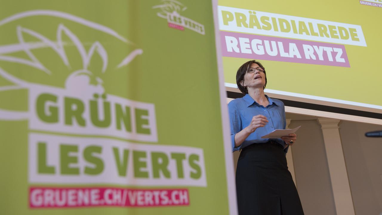 La présidente des Verts Regula Rytz lors de l'assemblée des délégués du parti en mai 2018. [Keystone - Peter Schneider]
