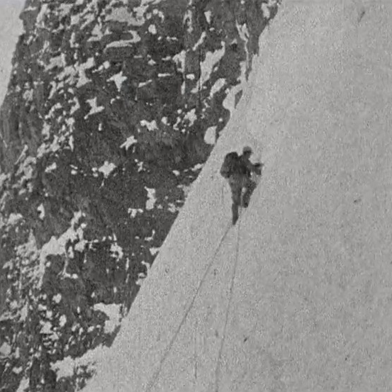 Alpiniste sur la parois de l'Eiger. [RTS]