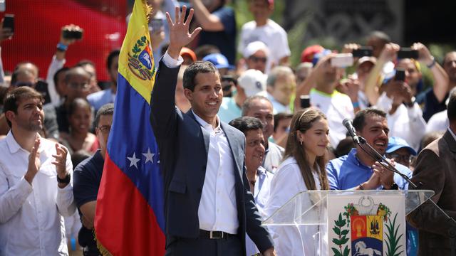 Juan Guaido au milieu de ses partisans à Caracas. [Reuters - Andres Martinez Casares]
