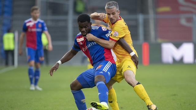 Afimico Pululu avec le maillot rot-blau aux prises avec son désormais nouveau coéquipier à Neuchâtel Janick Kamber. [Georgios Kefalas]