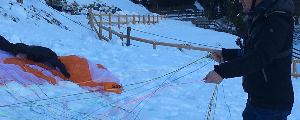 Laurent Borella et son parapente. [RTS - Sandra Zimmerli]