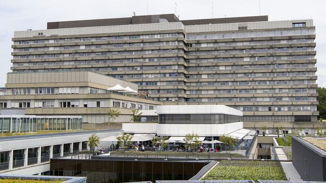 Une vue du bâtiment principale du CHUV. [Keystone - Jean-Christophe Bott]