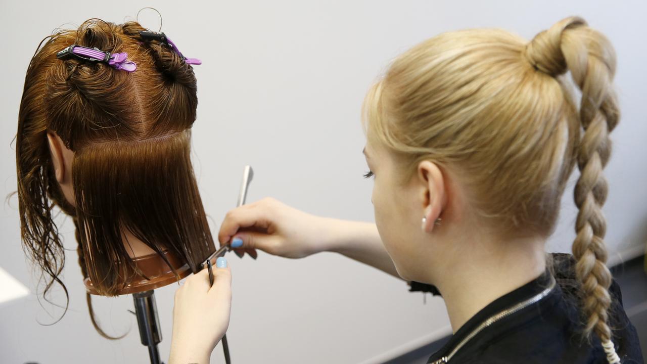 Le secteur de la coiffure emploie près de 10'700 employés, dont 95% de femmes. [Keystone - Peter Klaunzer]