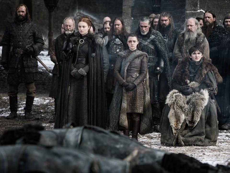 Cérémonie d'adieu à ceux qui sont morts lors de la bataille de Winterfell: les trois Stark, Arya, sansa et Bran. [Sky - HBO]