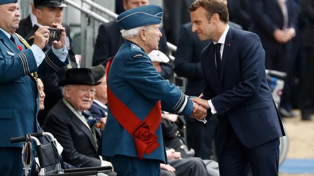 Présent à Portsmouth, le président français Emmanuel Macron a salué des vétérans du Débarquement de 1944. [AFP - Tolga Akmen]