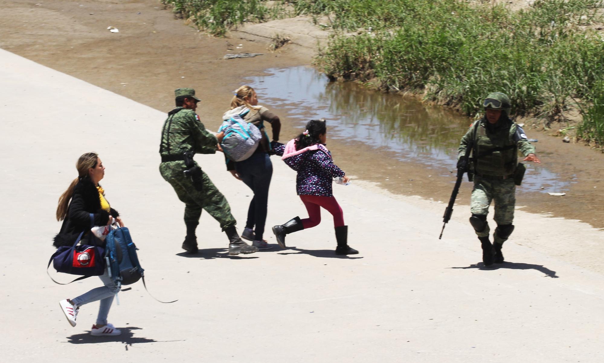 Deux femmes et une fillette ont été arrêtées par des membres de la Garde nationale mexicaine, au moment où elles tentaient de traverser le Rio Bravo. [AFP - Herika Martinez]