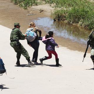 Deux femmes et une fillette ont été arrêtées par des membres de la Garde nationale mexicaine, au moment où elles tentaient de traverser le Rio Bravo. [AFP - Herika Martinez]