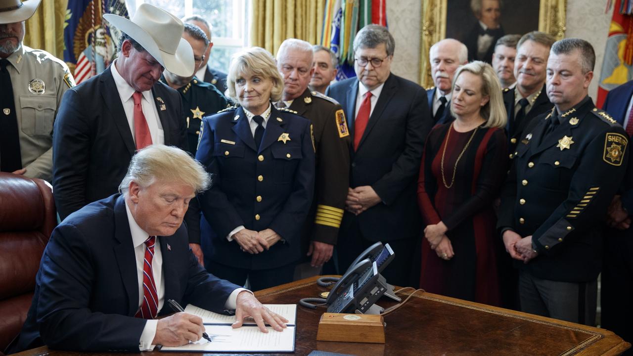 Le président Donald Trump signe son premier veto. [Keystone - EPA/Shawn Thew]