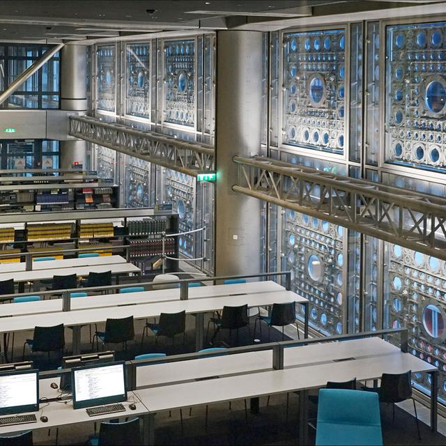 Une des salles de la bibliothèque de l'Institut du Monde Arabe (IMA) à Paris. [flickr - Jean-Pierre Dalbéra]