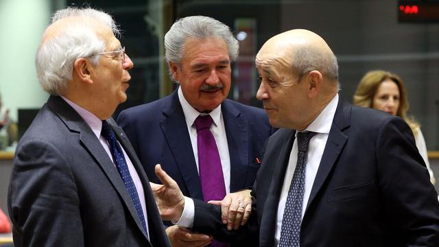 Le ministre français Jean-Yves Le Drian en discussion avec ses homologues à Bruxelles. [Anadolu Agency/AFP - Dursun Aydemir]