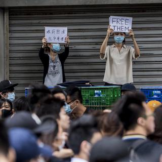 Des centaines de Hongkongais se sont rassemblés en signe de soutien aux 44 manifestants arrêtés par la police. [AFP - Isaac Lawrence]