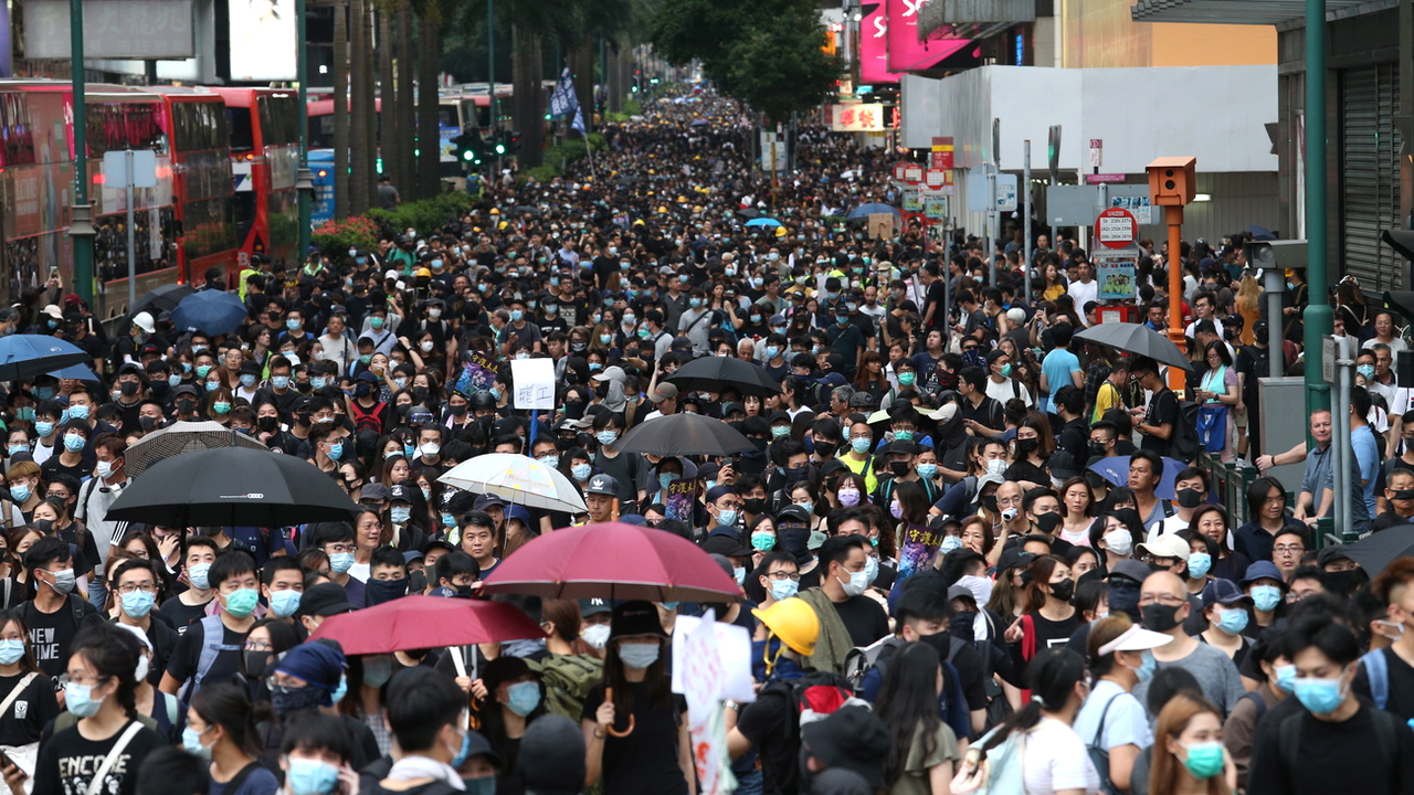 Le flot de manifestants sur Nathan Road à Hong Kong, samedi 03.08.2019. [EPA/Keystone - Jérôme Favre]