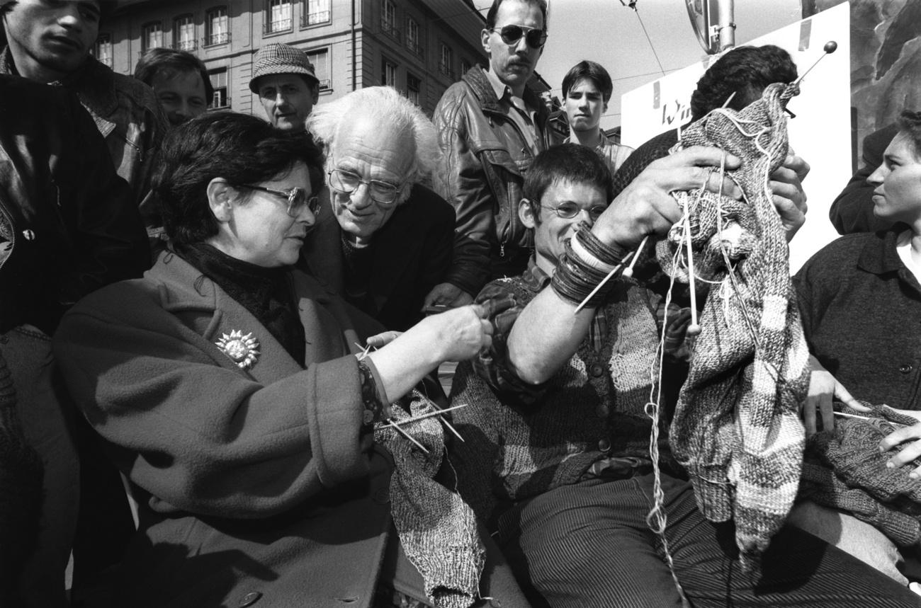 Bruno Manser et la conseillère fédérale Ruth Dreifuss tricotent sur la Place fédérale le 16 mars 1993 à Berne. [Keystone - STR]