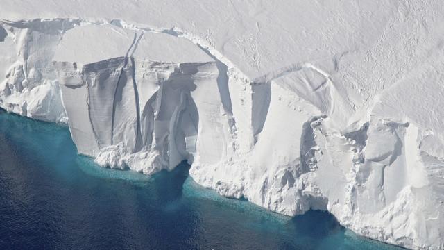 Cette photo de 2016 montre la plate-forme de Getz, la plus grande plate-forme de glace antarctique. [Keystone/ap/NASA - Jeremy Harbeck]