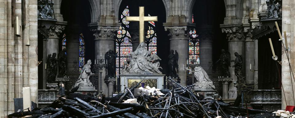 Des débris de la charpente dans la cathédrale. [afp - Ludovic Marin]