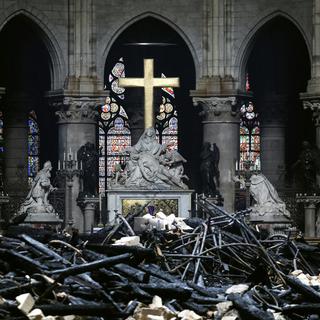 Des débris de la charpente dans la cathédrale. [afp - Ludovic Marin]