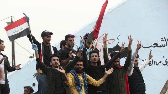 Les Irakiens vont continuer de manifester jusqu'au départ "de tous les corrompus". [Keystone - AP Photo/Hadi Mizban]