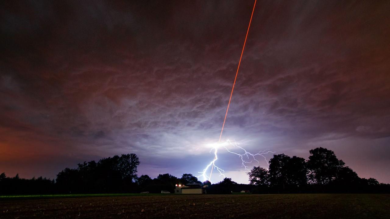 Rayon laser captant la foudre (image virtuelle) [EPFL]