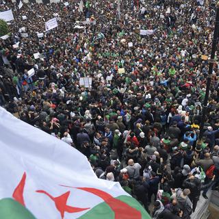 Des milliers d'Algériens manifestent à Alger. [AP Photo/Keystone - Fateh Guidoum]