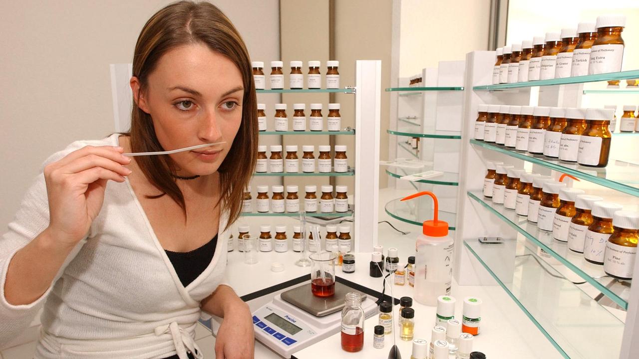 Une élève de l'Institut de parfumerie de Grasse apprend à mémoriser des odeurs. (image d'illustration) [AFP - Pascal Guyot]